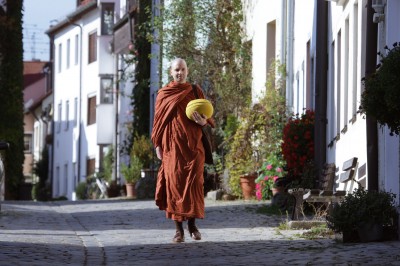 Bhikkhu Philipp Thitadhammo auf Almosengang im Mittleren Graben seiner Heimatstadt Freising  Bild des Jahres 2008, Freisinger Tagblatt fotografiert von Reiner Lehmann