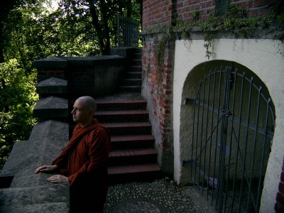 Bhikkhu Thitadhammo vor dem Eingang zum Korbiniansbrünnlein