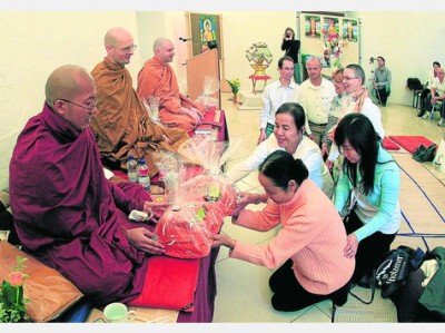 „Zum Wohlergehen und Glück auf lange Zeit“ spenden Buddhisten den Mönchen auf dem Domberg eine Mönchsrobe. glx