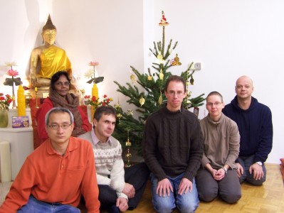  Aufstellen und Schmücken des weihnachtlichen Bodhi-Baumes