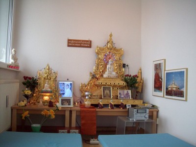 Buddhistischer Hausaltar und Meditationsraum